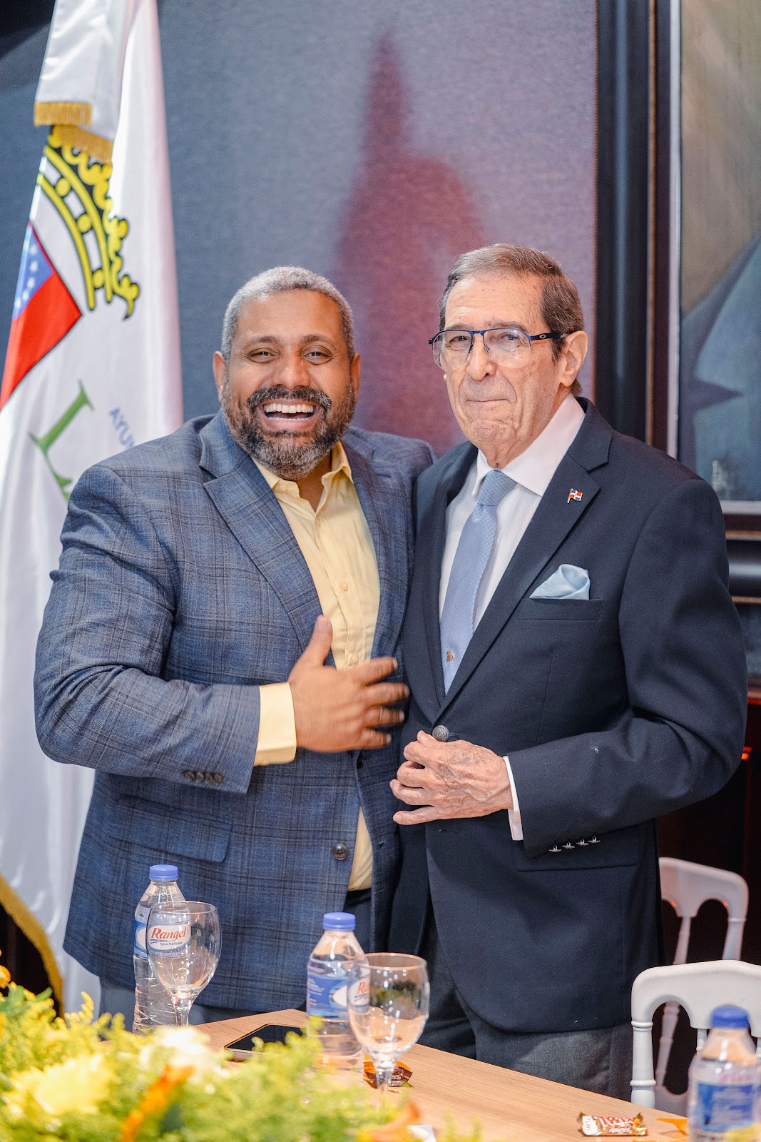 Néstor junto a un invitado durante el lanzamiento