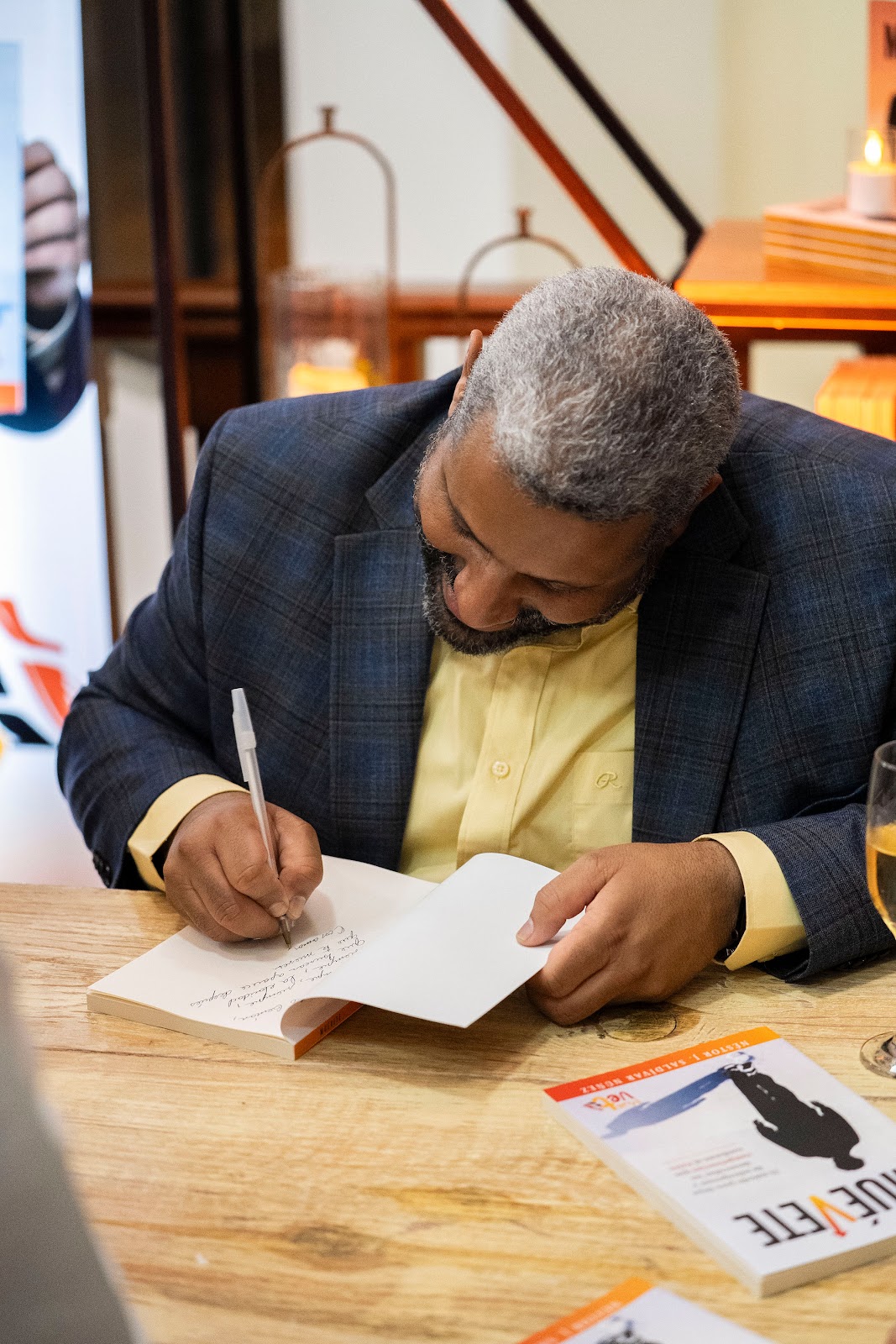 Néstor firmando un ejemplar de MUÉVETE