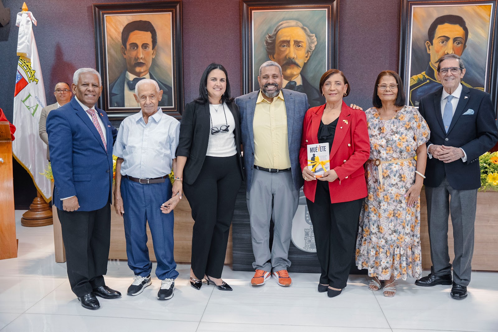 Foto grupal con invitados del lanzamiento
