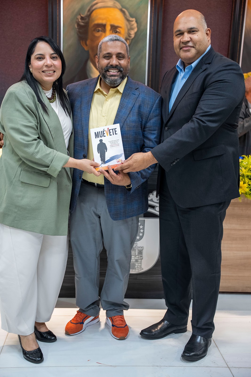 Lectores recibiendo su ejemplar de MUÉVETE