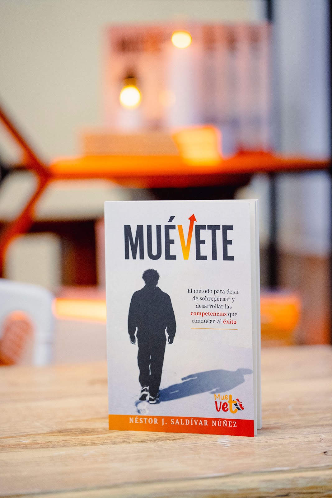 Ejemplar de MUÉVETE sobre la mesa