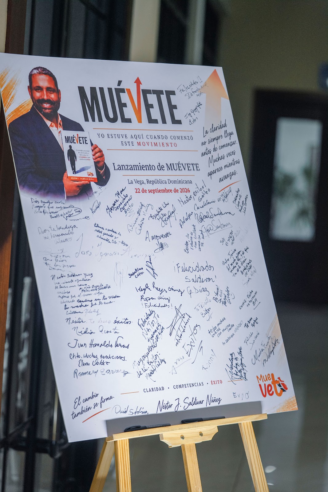 Mural con las firmas de los asistentes al lanzamiento