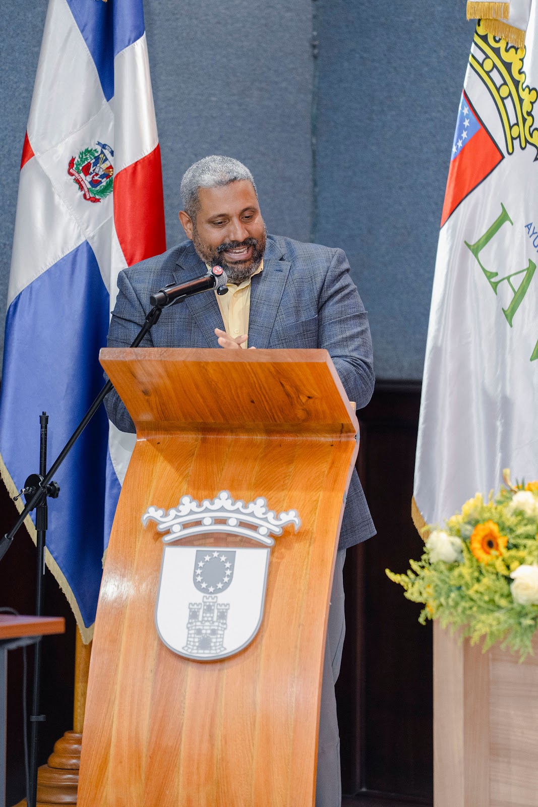 Néstor J. Saldívar presentando MUÉVETE desde el podio